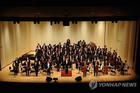 락 밴드나 오케스트라 단원 등 직업적 음악가들은 청력 손실 확률이 일반인에 비해 4배 높은 것으로 나타났다. 이들이 청력을 잃게 될 경우, 직업의 영위가 어려워지며 삶의 질도 추락할 것으로 예상된다. ⓒ 연합뉴스