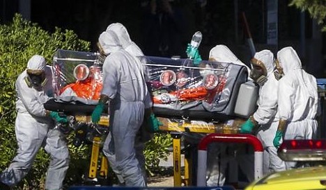 에볼라 감염 환자가 철저하게 격리된 채, 이송되고 있다. ⓒ 연합뉴스