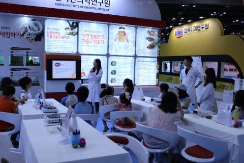 학생들과 학부모가 함께 즐길 수 있는 다양한 체험행사도 있었다. 한국한의학연구원 부스에서는 한약재를 통해 학생들이 직접 한방연고인 '자운고'를 만드는 행사가 진행되었다. 학생뿐만 아니라 학부모들도 함께 체험하면서 과학을 친숙하게 느끼는 기회를 가질 수 있었다.