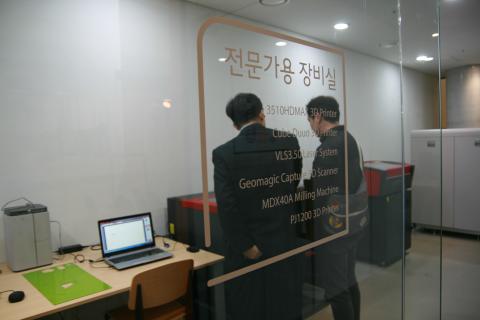 학생들이 스스로 만져보고 만들어 보고 할 수 있는 메이커 기반이 조성된다. 무한상상실, 메이커 스페이스가 아이디어를 직접 실현가능하게 만들어 줄 것이다. 사진은 국립현대미술관 내 무한상상실 아트팹랩. ⓒ 김은영/ ScienceTimes