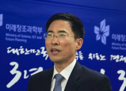 미래창조과학부 용홍택 미래인재정책국장이 과학의 달과 관련, 기자 브리핑을 하고 있다. "올해는 KIST, 과총 설립 50주년을 맞는 뜻 깊은 한해 라며, 그 의미를 각인하기 위해 다른 어느 해보다 더 다양한 행사를 준비했다"고 말했다.