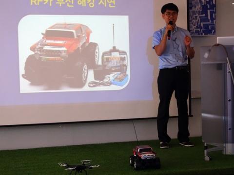 무선기기들의 보안이 취약한 것으로 나타났다. 26일 열린 '지능정보보안 패러다임 컨퍼런스'(미래창조과학부와 한국인터넷진흥원 주최)에서 정구홍 수석은 간단한 방법으로 무선기기들이 해킹할 수 있다는 것을 보여주었다.