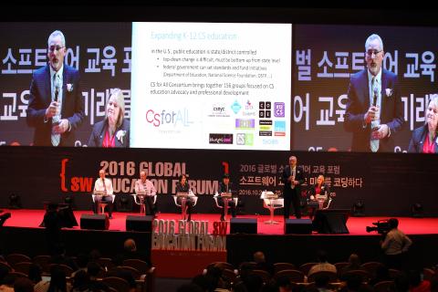 교육부와 미래창조과학부가 공동 주최하고 한국과학창의재단 주관으로 열린 2016 글로벌 SW 교육 포럼에 3개국 교육 전문가들이 참석해 '소프트웨어 교육으로 미래를 코딩하다'라는 주제로 개최되었다.