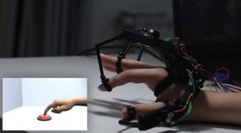 가상현실에서 버튼을 누르는 동작을 시연하고 있다 ⓒ Dexta Robotics