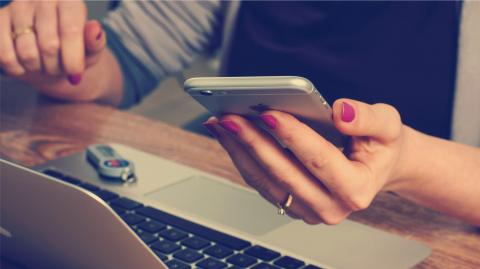 2017년에 주목받을 기술로 인공지능, 빅데이터 등의 기술이 결합된 '챗봇(Chatbot)'이 주목을 받고 있다. 스마트폰 등을 통해 자연스러운 대화가 가능한 챗봇이 등장하면서 산업은 물론 인간 삶의 패턴을 바꾸어놓을 것으로 기대되고 있다.