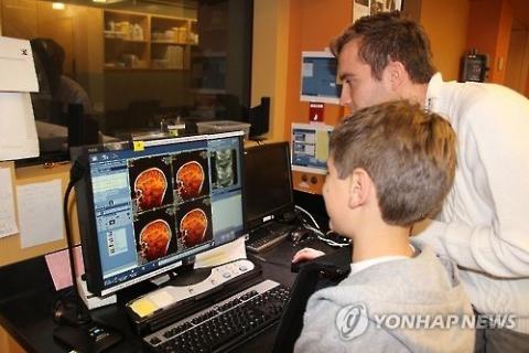 연구진과 실험에 참가한 어린이의 모습. ⓒ Jesse Gomez, Kalanit Grill-Spector/Vision and Perception Neuroscience Lab 제공