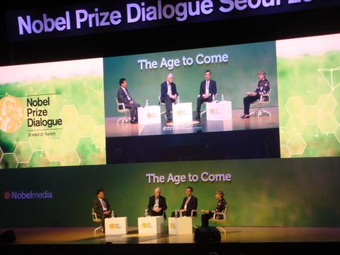 서울 코엑스에서 열린 '2017 노벨 프라이즈 다이얼로그 서울'에 노벨상 수상자와 석학들이'우리는 왜 늙는가'에 대해 패널토론을 벌이고 있다. 왼쪽부터 박성철 교수, 리처드 로버츠 교수, 톰 커크우드 교수, 울렌 시에라트 카롤린스카연구소 교수