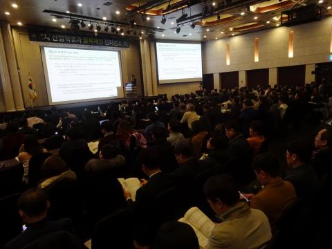블록체인과 가상화폐에 대해 궁금한 시민들의 참여가 뜨거웠다. 지난 28일 서울 강남구 엘타워에서 열린 '블록체인 컨퍼런스'에 많은 시민들이 참관하고 있는 모습.
