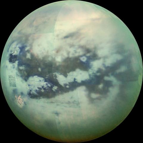NASA의 카시니 우주탐사선에서 촬영한 토성의 위성인 타이탄의 적외선 사진. 측정 자료에 따르면 타이탄은 에너지 가용성과 다양한 지표 및 대기 특성을 가지고 있어 지구 이외의 다른 세계에서 생명체 거주 가능성이 가장 높은 곳으로 추정되고 있다. CREDIT: Credit: NASA / JPL / University of Arizona / University of Idaho