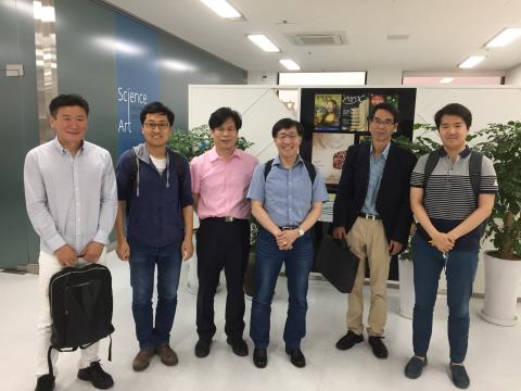 한국물리학회 대중화위원회 위원들. 위원회는 김범준 성균관대 교수, 오철우 한겨례 기자, 윤복원 조지아 공과대학 교수, 김시준 EBS PD, 한성봉 동아시아 출판사장, 김상옥 부산대교수, 오원근 충북대 교수, 국형태 가천대 교수로 이루어져 있다. ⓒ 박인규 교수 제공