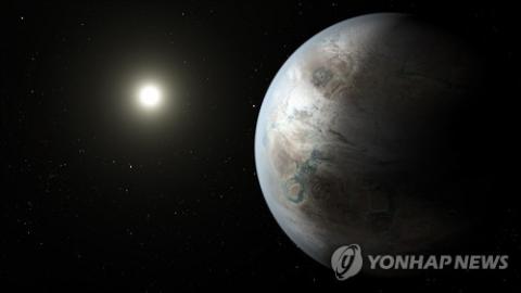 인간이 사는 데 적합한 환경을 지녔을 개연성이 있는 '또 다른 지구'가 태양계 밖에서 최초로 발견됐다. 미국 항공우주국(NASA)은 백조자리에서 지구로부터 약 1천400 광년 떨어진 행성 '케플러-452b'를 발견했다고 23일 밝혔다. 사진은 이 행성 모습의 상상도.