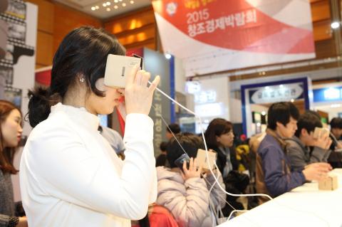 관람객이 구글 카드보드를 시연해 보고있다 ⓒ ScienceTimes