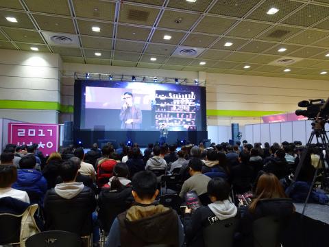 11월 30일부터 2일까지 사흘간 국내 벤처기업과 중소기업들의 아이디어 상품과 서비스를 소개하는 ‘2017 벤처창업페스티벌’이 서울 삼성동 코엑스 B, C홀에서 열렸다. 창업페스티벌 메인 행사로 열린 ‘스타트업 토크콘서트’에서는 스쿠루바 강상훈 대표, 메이크어스 우상범 대표, 배틀 엔터테인먼트 배승익 대표가 나와 컨텐츠 기업으로 성공할 수 있었던 비결을 공유했다. ⓒ 김은영/ ScienceTimes