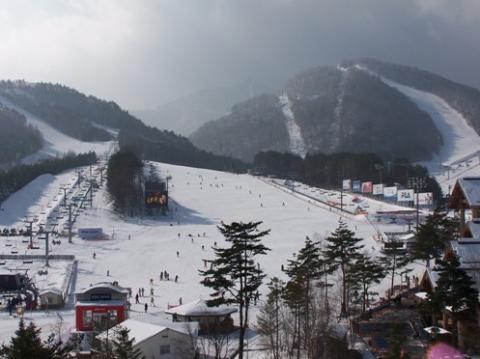 동계올림픽의 굥가 종목들이 특정 국가의 민족성, 자연환경 등과 밀접한 영향을 주고 받고 있으며, 좋은 성적을 내는데 기여하고 있다는 분석이다. 사진은 9일 저녁 개막식을 앞둔 평창 동계올림픽 사이트. ⓒWikipedia