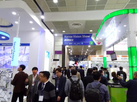 서울 강남구 코엑스에서 열린 ‘스마트 공장 + 오토메이션 월드 2018 (Smart Factory +Automation World 2018)’ 전시회를 참관객들이 둘러보고 있다. ⓒ 김은영/ ScienceTimes