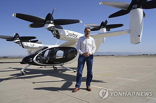 2024년 10월 7일 미국 캘리포니아주 머리나에서 조비 애비에이션의 조벤 베버트 최고경영자(CEO)가 '공중택시'로 통칭되는 전기식수직이착륙기(eVTOL) 기체 옆에서 포즈를 취하고 있다. ⓒAP Photo/Terry Chea