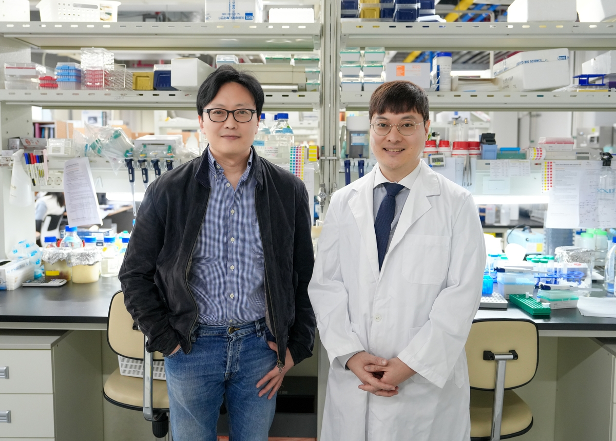 연구진 모습. UNIST 김하진 교수(왼쪽)와 제1저자 김성호 박사. ⓒ울산과학기술원 제공