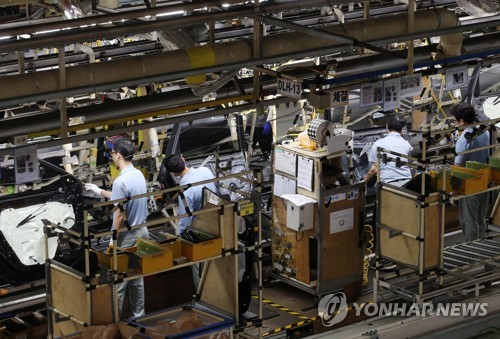 제조업 현장의 야간 작업 ⓒ연합뉴스 제공