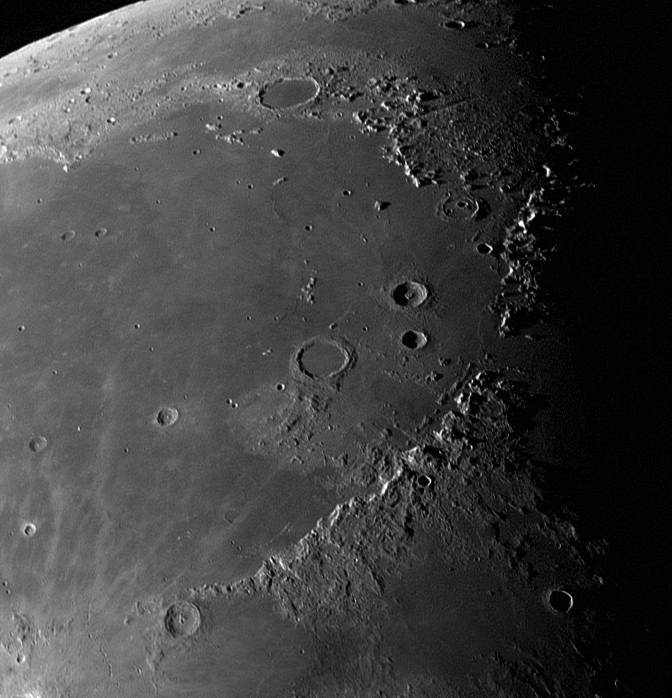 달 최대 충돌 지형인 임브리움 분지(Imbrium basin). NASA 루시 탐사선(Lucy)이 2022년 10월 16일 촬영한 임브리움 분지(Imbrium basin) 일부 사진. 연구팀은 과거 이곳에 소행성이 충돌하면서 생성된 플라스마가 달의 약한 자기장을 증폭시켜 정반대 쪽인 뒷면의 암석에 강한 자기장 흔적이 남은 것으로 추정했다. ⓒNASA/Goddard/SwRI/JHU-APL/Tod R. Lauer(NOIRLab) 제공