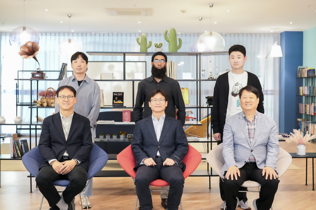 연구진 모습. 앞줄 왼쪽부터 반시계 방향으로 UNIST 김진영 교수, 김봉수 교수, 김동석 교수, 허성현 연구원, 제1저자 샤히드 아민 박사, 제1저자 손중건 연구원 ⓒ울산과학기술원 제공