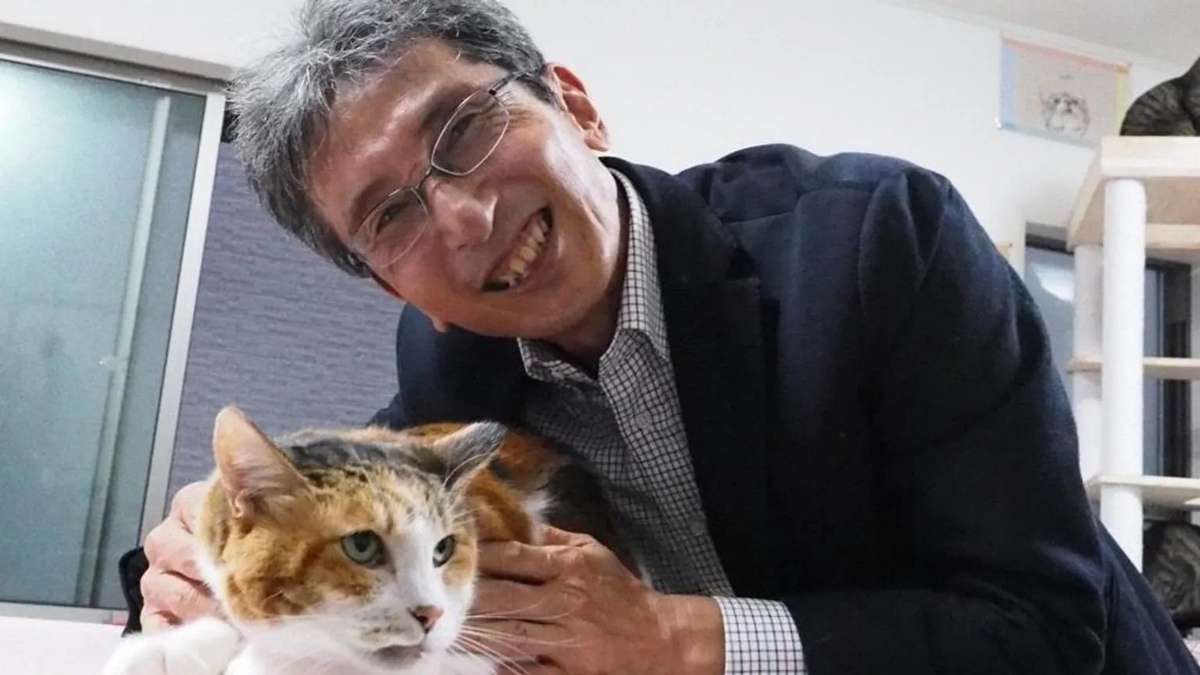 삼색얼룩털 고양이와 사사키 히로유키 규슈대 교수. 2025년 5월 15일(현지시간) 생명과학 학술지 '커런트 바이올로지'에 고양이 털 색깔에 관한 유전학적 연구 결과를 담은 논문을 발표한 일본 규슈대 사사키 히로유키 교수가 삼색얼룩털 고양이를 어루만지고 있다. ⓒ사사키 히로유키 규수대 교수 제공