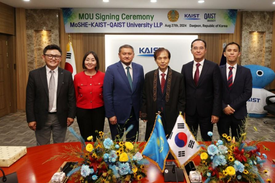 지난 달 카자흐스탄 과학기술대학(QAIST) 각 학부에 대한 타당성 조사가 진행되었다. 사진은 2024년 사야삿 누르벡 카자흐스탄 과학고등교육부 장관, 주한 카자흐스탄 대사, KAIST 이광현 총장 등이 참석한 MOU 체결식 ⒸThe Astana Times