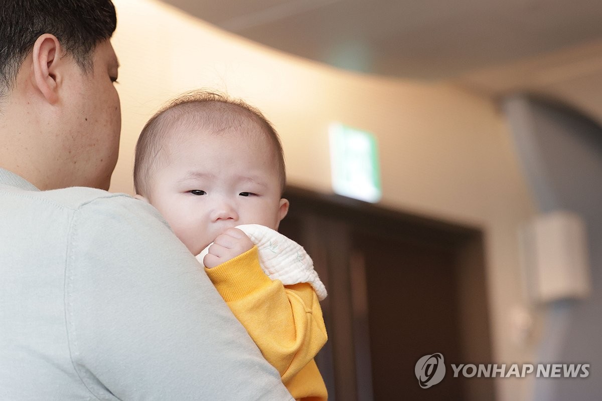 아빠와 아기. 기사 내용과 직접 관련 없음 ⓒ연합뉴스 자료사진