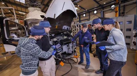카자흐스탄 엔지니어가 유럽 에어버스 시설에서 받은 위성 설계·조립 훈련을 받고 있다 Ⓒairbus.com