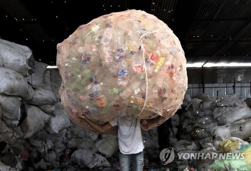 네팔 폐플라스틱 수거회사에서 PET병 옮기는 노동자 ⓒEPA 연합뉴스 자료사진