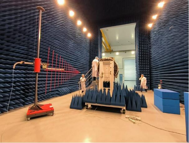 카자흐스탄 국립우주센터(National Space Center) 내에 위치한 전파 무반사실(EMC Anechoic Chamber)에서 소형 위성에 대한 전자파 호환성(EMC) 시험 장면 Ⓒinform.kz.