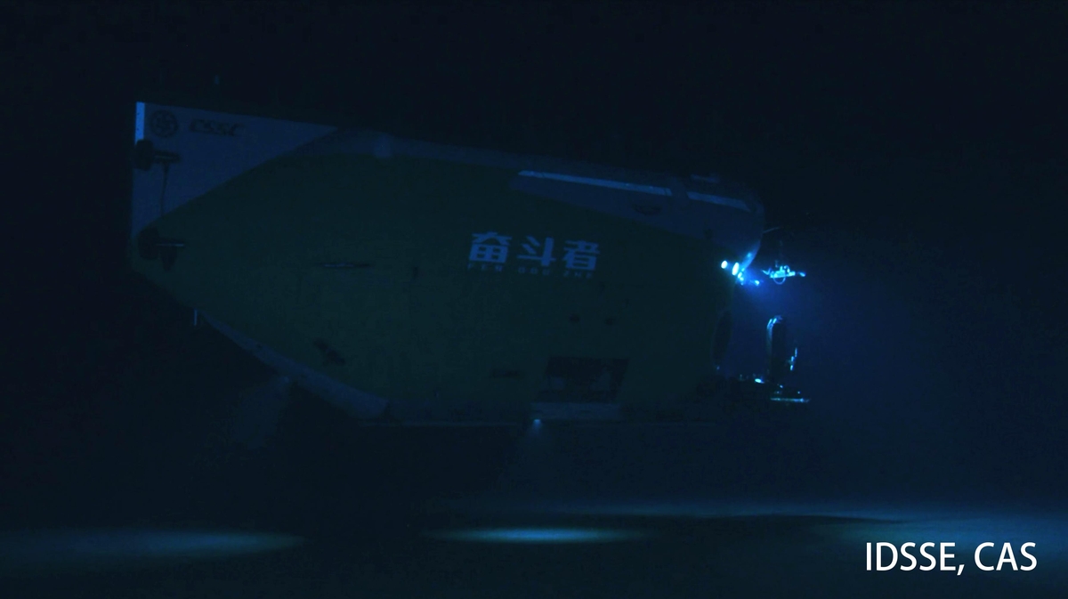 심해탐사 중인 유인 잠수정 펀더우저호 ⓒInstitute of Deep-sea Science and Engineering, CAS (IDSSE, CAS) 제공