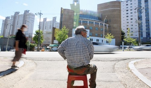 사람이 그리운 노인. 기사 내용과 직접 관련 없음 ⓒ연합뉴스 자료사진