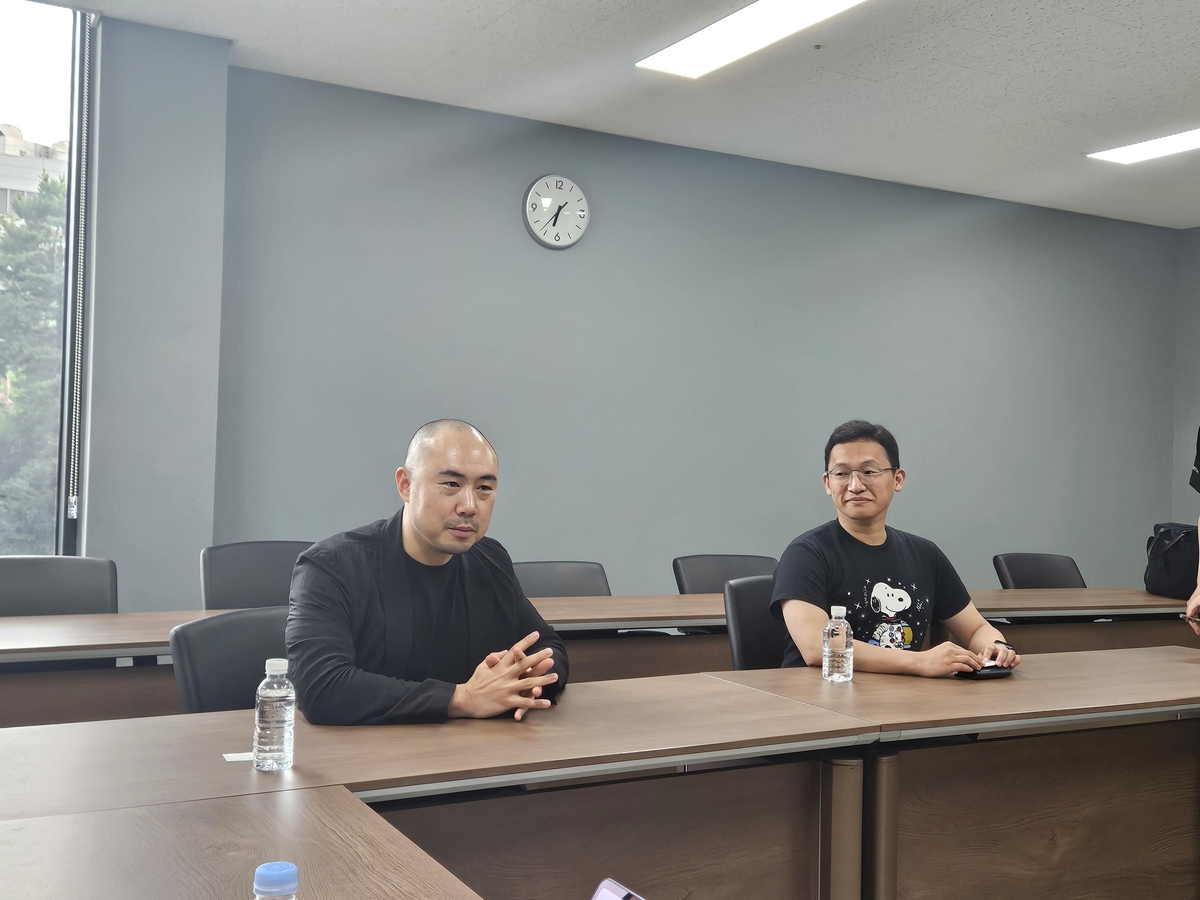 기자들과 인터뷰하는 김정균 보령 대표(왼쪽)와 정우성 창의재단 이사장. 촬영 조승한 ⓒ연합뉴스 제공