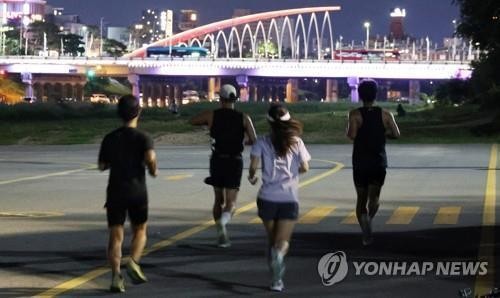 운동하는 시민들 ⓒ연합뉴스 자료사진