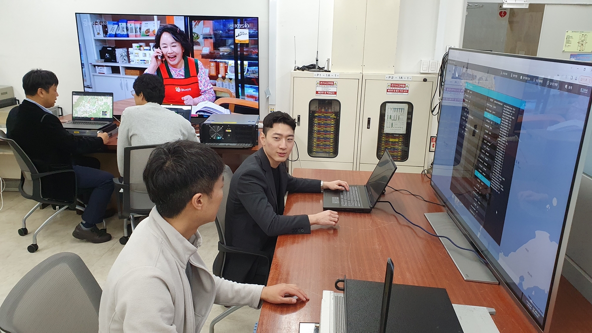 ATSC 3.0 기반 차세대 방송 전송기술 시연하는 ETRI 연구팀 ⓒETRI 제공