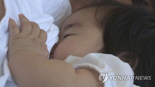 신생아 모유 수유 ⓒ연합뉴스TV 캡처