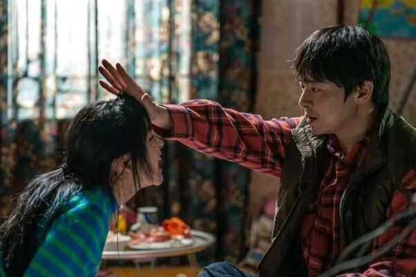 호랑이 조련 기술까지 동원해 수아를 훈련시키는 정환은 옥시토신 수용체의 발현으로 이해할 수 있다. ⒸNEW