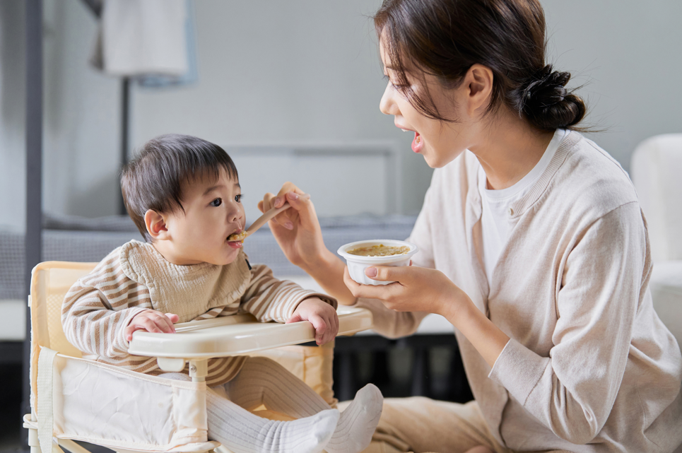 돌 아기 이유식 먹이기 시도 Ⓒ Getty Images