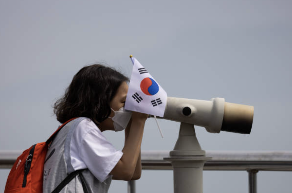 누리호의 성공을 지켜보는 한 시민 © Getty Images