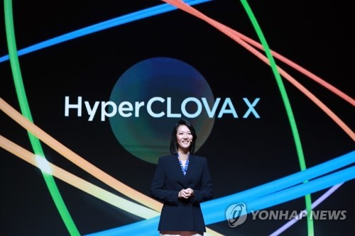 '하이퍼클로바X' 소개하는 최수연 대표이사. 최수연 네이버 대표이사가 24일 서울 강남구 그랜드 인터컨티넨탈 서울 파르나스에서 열린 '팀 네이버 콘퍼런스 단(DAN) 2023'에서 초대규모 AI '하이퍼클로바X' 관련 발표를 하고 있다. 2023.8.24 ⓒ네이버 제공