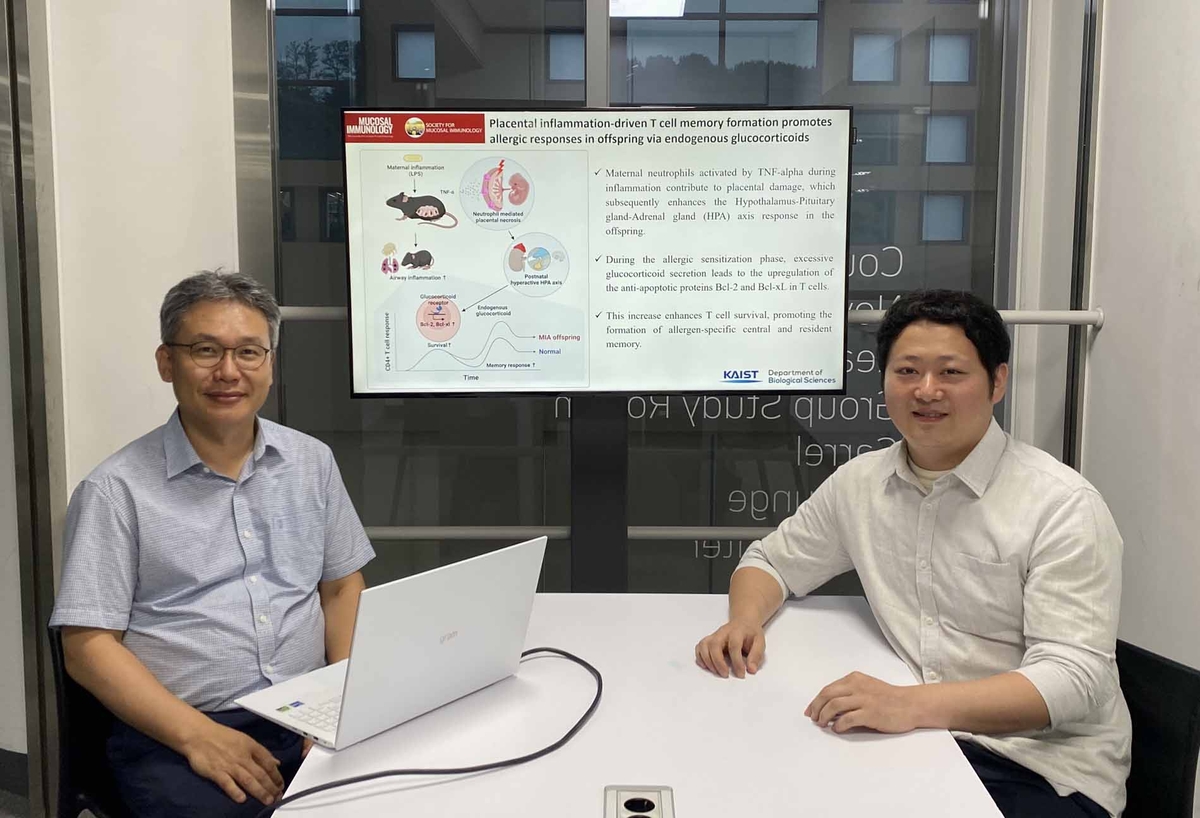 아이의 과도한 알레르기 반응 기전 밝힌 KAIST 연구팀 왼쪽부터 이흥구 교수, 권명승 박사 ⓒKAIST 제공