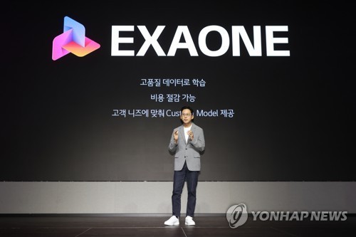 LG, 초거대AI '엑사원 2.0' 공개…"신소재·신약개발에 활용. 배경훈 LG AI연구원장이 19일 서울 강서구 마곡동 LG사이언스파크에서 열린 LG AI 토크콘서트에서 AI 플랫폼 '엑사원 2.0'(EXAONE 2.0)을 소개하고 있다. 2023.7.19 ⓒ연합뉴스 제공