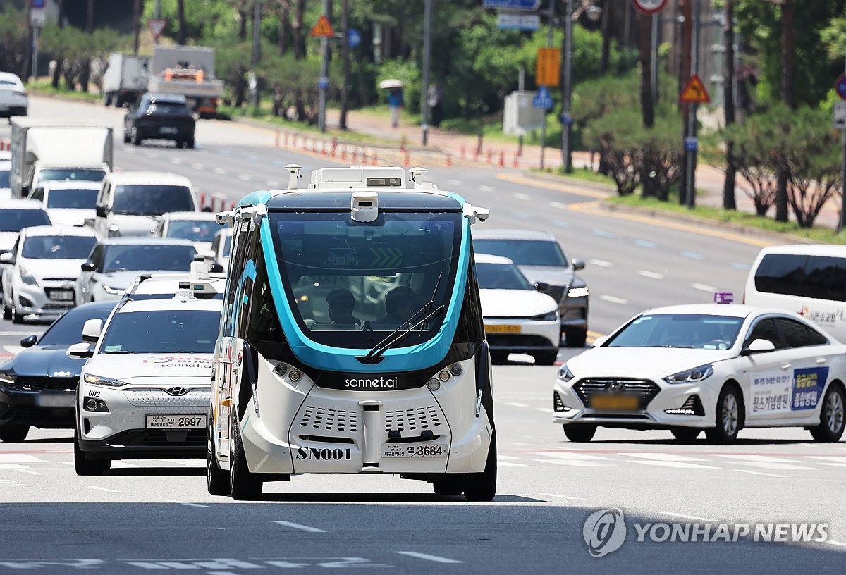 수원 시내 달리는 자율주행차량 ⓒ연합뉴스 자료 사진