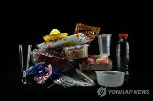 '프탈레이트'(phthalate)가 첨가된 플라스틱 생활용품들 ⓒ AFP 연합뉴스 자료사진