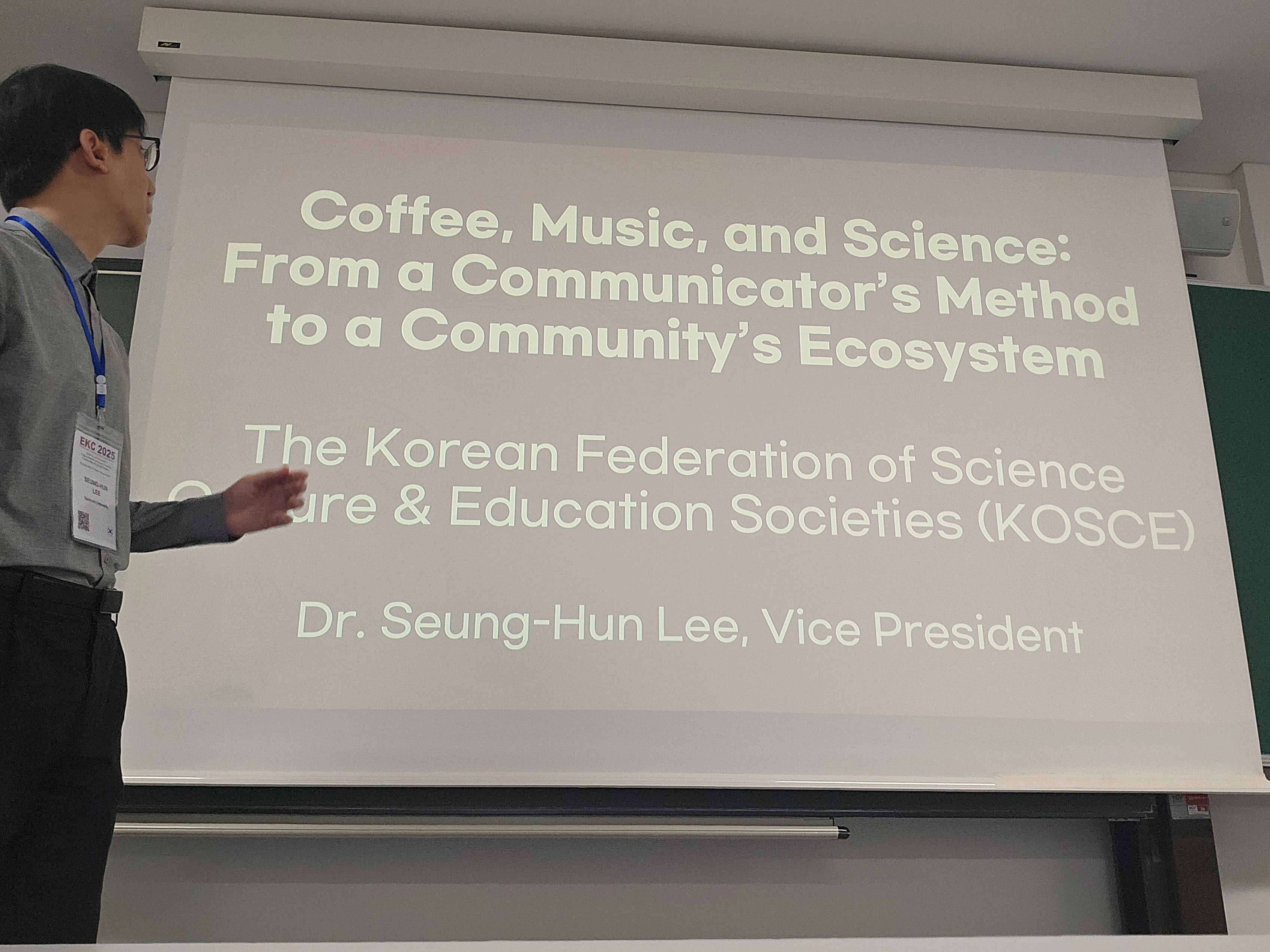 이승훈 교수는 커피와 음악이라는 일상적 소재를 통해 과학 소통의 새로운 가능성을 제시하였다. © 이승훈