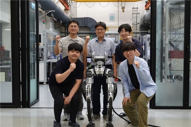 하체 휴머노이드 로봇을 개발한 KAIST 연구팀 ⓒ KAIST 제공