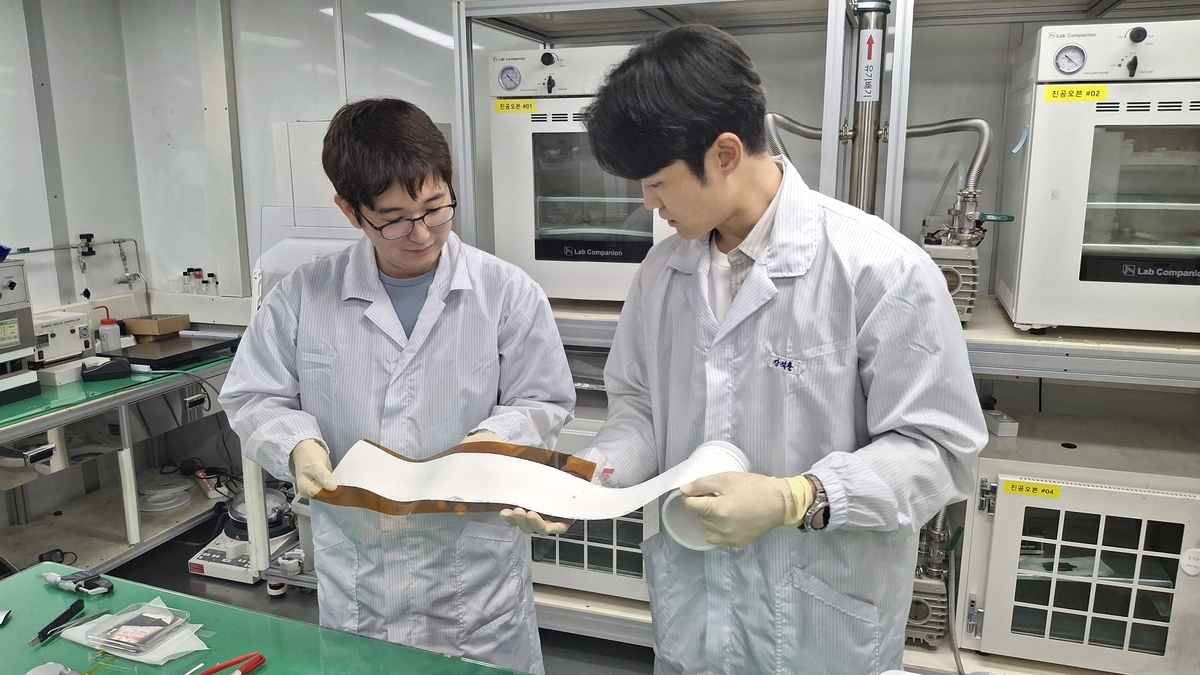 고체 전해질막 품질 점검하는 ETRI 연구팀 ⓒ ETRI 제공
