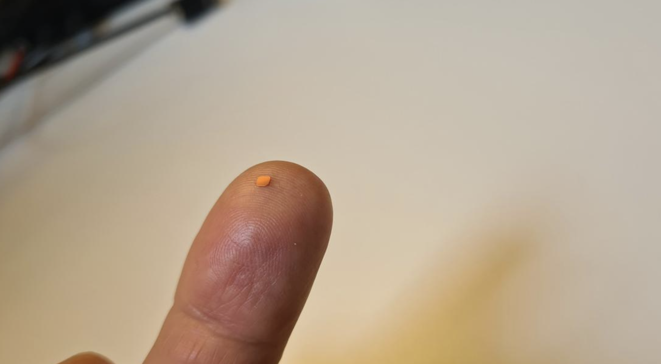 하지만 이는 결코 쉬운 수술이 아니다. 망막이라는 매우 섬세한 조직에 2mm 크기의 칩을 정확히 이식해야 하기 때문이다. © Getty Images