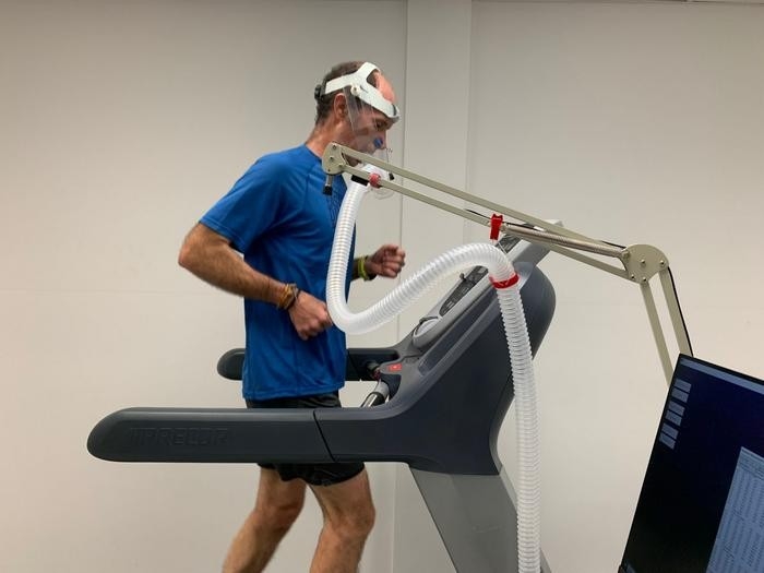 최대 산소 섭취량(VO2 max) 실험. 연구 참가자가 체력 수준 정량화를 위해 러닝머신에서 최대 산소 섭취량(VO2 max) 테스트를 하고 있다. ⓒ Kristen Howard 제공