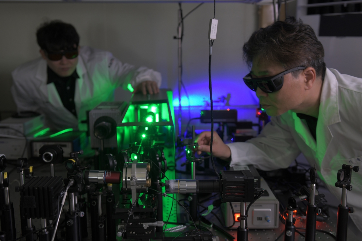 물의 결정화 과정 관측하는 표준연 연구팀 ⓒ 한국표준과학연구원 제공